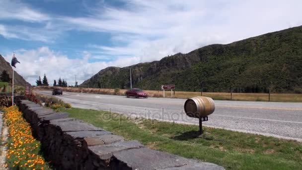 Δείκτη στην πινακίδα με το όνομα Gibbston Valley Winery στην οδό, στην Νέα Ζηλανδία. — Αρχείο Βίντεο