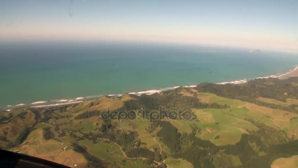 Landschaft mit grünem Berg- und Meerblick aus dem Hubschrauber in Neuseeland. — Stockvideo