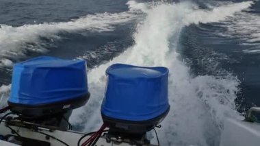 Dalgalar ve deniz köpüğü bir arka plan üzerinde Motorlu kayak sandallar.