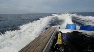 Dalgalar ve deniz köpüğü bir arka plan üzerinde Motorlu kayak sandallar.