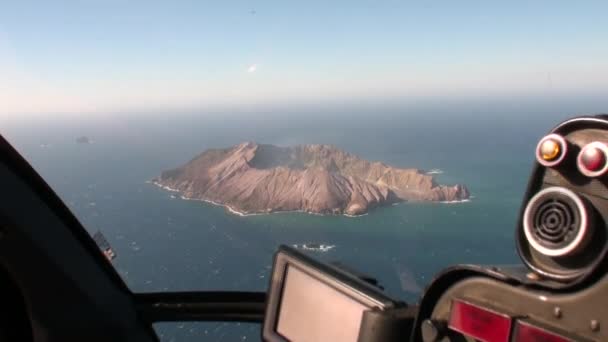 Landschap van witte eiland in de oceaan panorama uitzicht vanaf helikopter in Nieuw-Zeeland. — Stockvideo