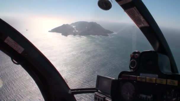 Landschap van witte eiland in de oceaan panorama uitzicht vanaf helikopter in Nieuw-Zeeland. — Stockvideo