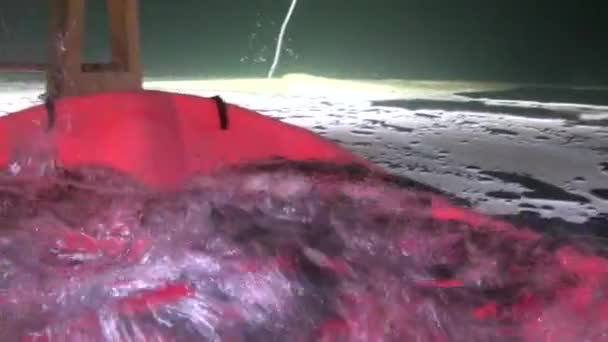 Plongeur exclusif sous-marin dans la glace de la mer Blanche . — Video