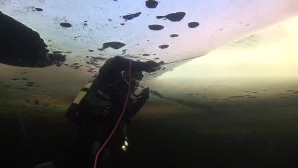 Único tiro underwter en el hielo del Mar Blanco . — Vídeo de stock