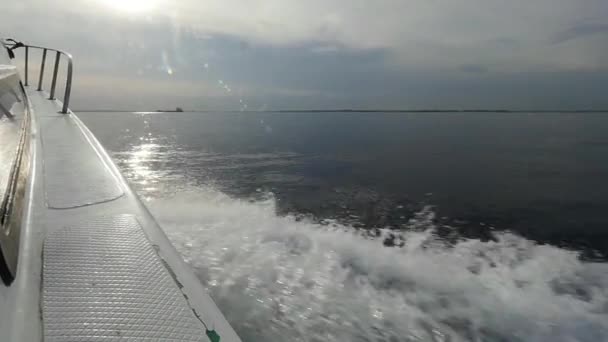 Conselho de barco a motor no fundo do horizonte do mar na Indonésia . — Vídeo de Stock