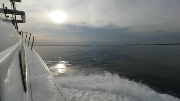 Rada z motorového člunu na pozadí moře obzor v Indonésii. — Stock video