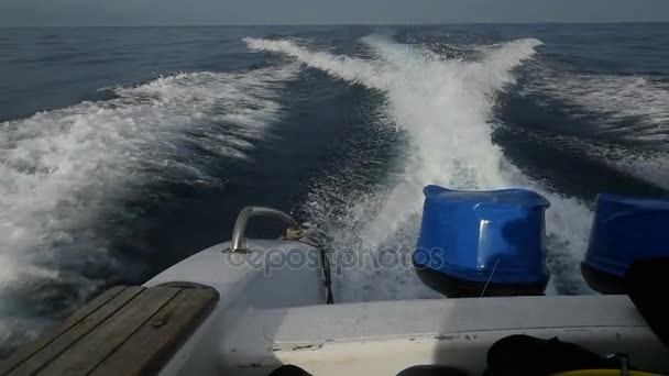 Barcos de motor sobre un fondo de olas y espuma marina . — Vídeo de stock