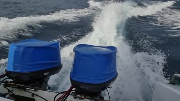 Моторні човни на фоні хвиль і морської піни . — стокове відео