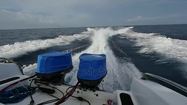 Motor boten op een achtergrond van golven en schuim van de zee. — Stockvideo