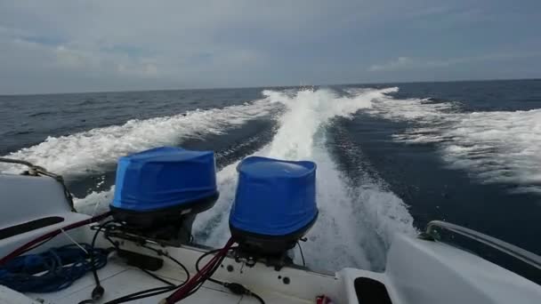 Bateaux à moteur sur fond de vagues et de mousse de mer . — Video