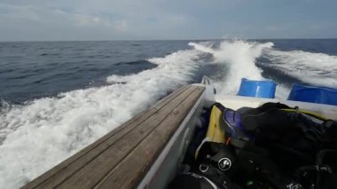 Dalgalar ve deniz köpüğü bir arka plan üzerinde Motorlu kayak sandallar.