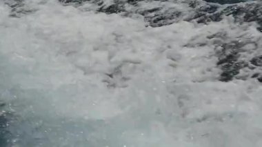 Deniz köpüğü ve kabarcıklar Motorlu tekne hareket yayılan dalga üzerinden.