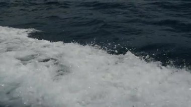 Deniz köpüğü ve kabarcıklar Motorlu tekne hareket yayılan dalga üzerinden.