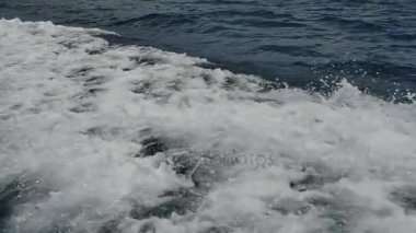 Deniz köpüğü ve kabarcıklar Motorlu tekne hareket yayılan dalga üzerinden.