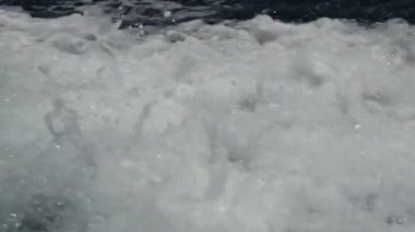 Deniz köpüğü ve kabarcıklar Motorlu tekne hareket yayılan dalga üzerinden.