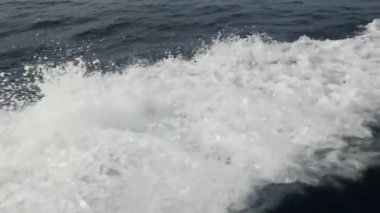 Endonezya'da deniz ufuk çerçevede bir motorlu tekne dalgalardan.