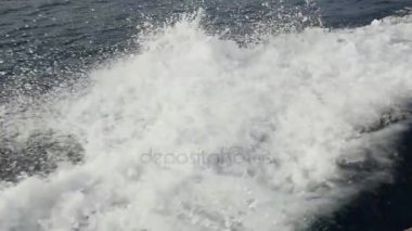 Endonezya'da deniz ufuk çerçevede bir motorlu tekne dalgalardan.