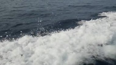 Endonezya'da deniz ufuk çerçevede bir motorlu tekne dalgalardan.