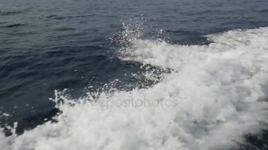 Endonezya'da deniz ufuk çerçevede bir motorlu tekne dalgalardan.