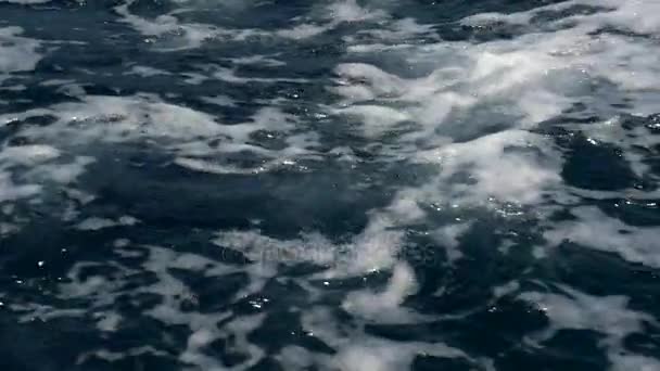 Κύματα από ένα μηχανοκίνητο σκάφος με φόντο τον ορίζοντα στη θάλασσα στην Ινδονησία. — Αρχείο Βίντεο