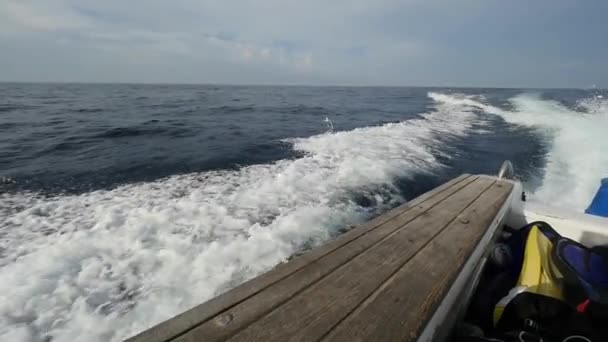 Endonezya'da deniz ufuk çerçevede bir motorlu tekne dalgalardan. — Stok video