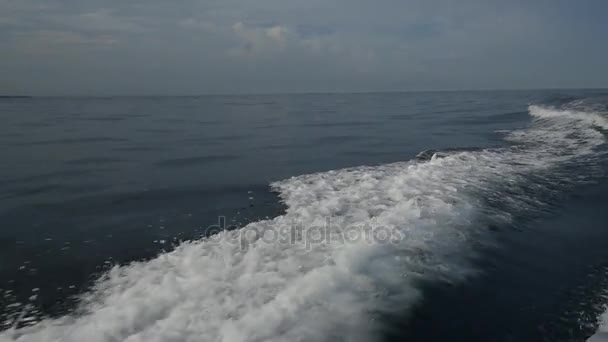 Vlny z motorového člunu na pozadí moře obzor v Indonésii. — Stock video