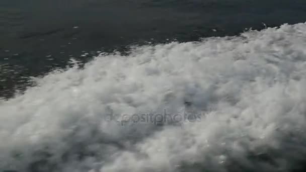 Ondas de um barco a motor contra um fundo do horizonte do mar na Indonésia . — Vídeo de Stock
