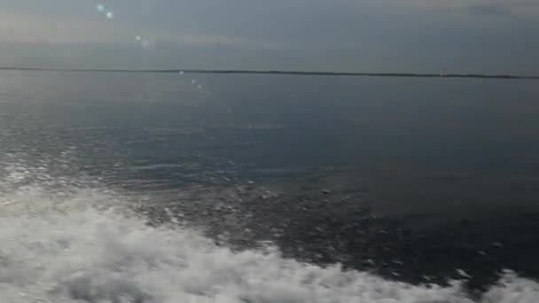 Vlny z motorového člunu na pozadí moře obzor v Indonésii. — Stock video