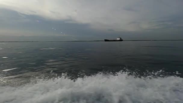 Olas desde una lancha motora sobre un fondo del horizonte marino en Indonesia . — Vídeos de Stock