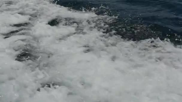 Mousse de mer blanche et bulles de vagues émanant du mouvement du bateau à moteur . — Video