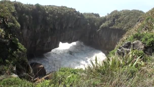 Agua de alimentación en el cañón en una costa rocosa y montañas Nueva Zelanda . — Vídeos de Stock