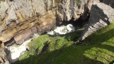 Güç su kanyonunda bir kayalık sahil ve dağların Yeni Zelanda.