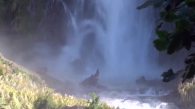 Güç su şelale orman ve dağlar Yeni Zelanda.