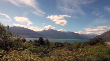 Okyanus kıyısında panorama görünüm Yeni Zelanda araba penceresinden yolda.