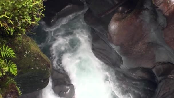 Eau de puissance de rivière de montagne et rocheuse en Nouvelle-Zélande . — Video