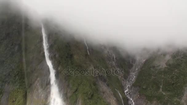 Água de poder de cachoeira em uma costa rochosa e montanhas Nova Zelândia . — Vídeo de Stock