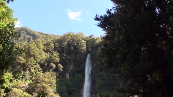Vermogen water van de waterval in een rotsachtige kust en bergen Nieuw-Zeeland. — Stockvideo