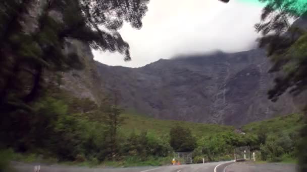 Vägen i vyn bergen från bilfönstret i Nya Zeeland. — Stockvideo