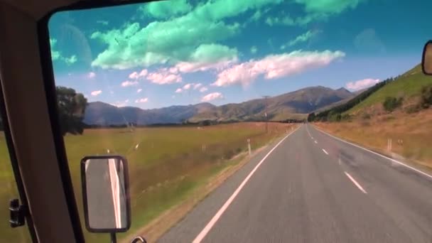 Route montagnes vue panoramique depuis la fenêtre de la voiture en Nouvelle-Zélande . — Video
