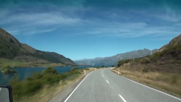 Vista panorámica de la carretera en la costa del océano desde la ventana del coche en Nueva Zelanda . — Vídeos de Stock