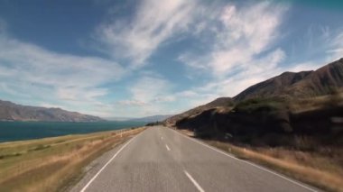 Okyanus kıyısında panorama görünüm Yeni Zelanda araba penceresinden yolda.