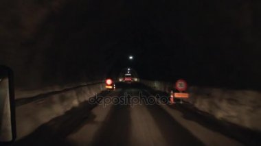 Yeni Zelanda Yeşil dağlarda yolu tüneli.