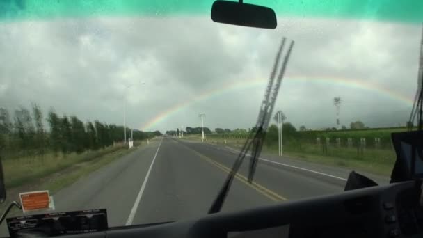 Strada sullo sfondo dell'arcobaleno in Nuova Zelanda . — Video Stock