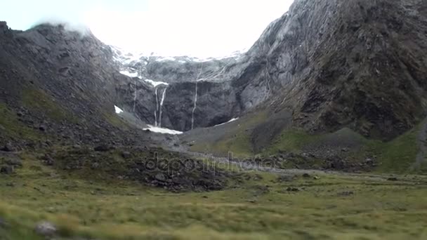 Voyage sur la route dans les montagnes verdoyantes de Nouvelle-Zélande vue de la fenêtre de la voiture . — Video