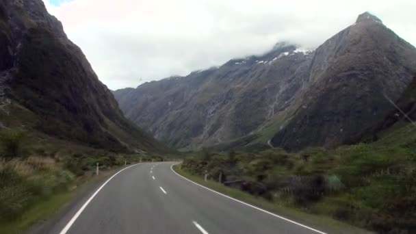 Weg reizen in de groene bergen van Nieuw-Zeeland weergave van autoruit. — Stockvideo