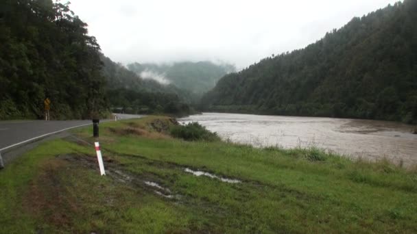 Viagem de carro nas montanhas verdes da Nova Zelândia . — Vídeo de Stock