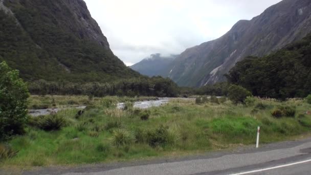 Viaggio in macchina tra le verdi montagne della Nuova Zelanda . — Video Stock