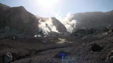 Yeni Zelanda beyaz adada dağlarda Geysers Kaplıcalar.