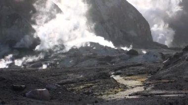 Yeni Zelanda beyaz adada dağlarda bir volkanın Geysers.