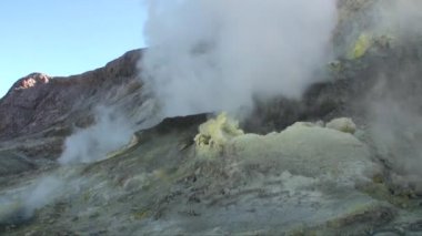 Yeni Zelanda beyaz adada dağlarda bir volkanın Geysers.